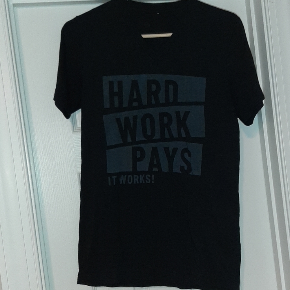 ItWorks HARD WORK PAYS v neck tee